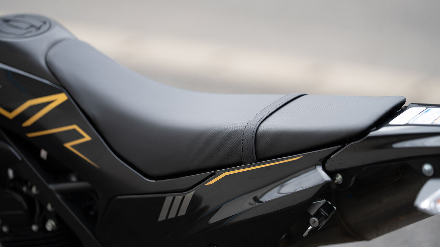 KLX230 SMのシート高は840mm