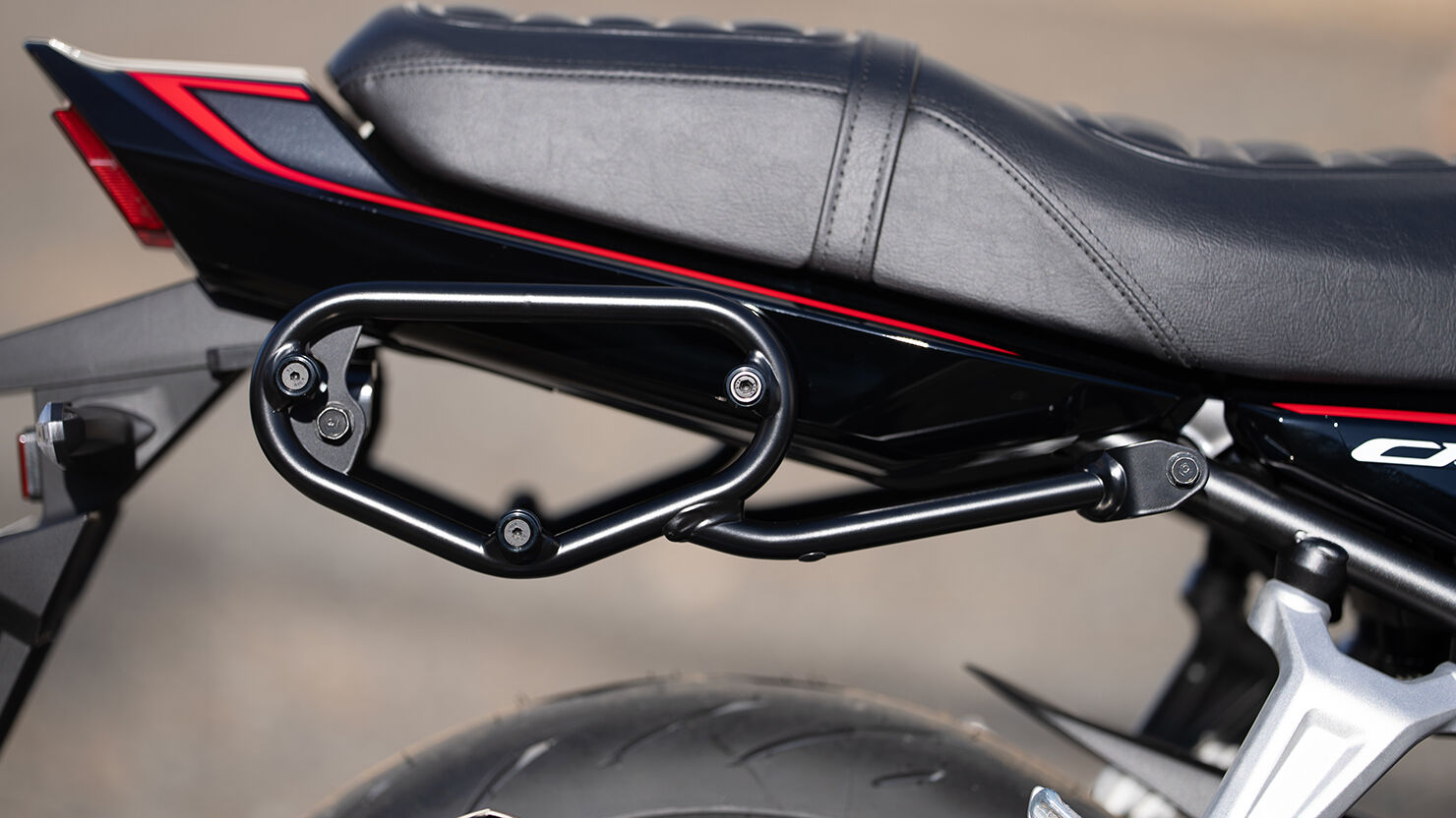 サドルバッグサポートはW-MOTECH製